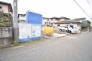 周辺の街並みの中で適度な主張、生活に溶け込むシンプルなデザインの外観が魅力の一戸建です。
