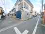 周辺は住宅が建ち並ぶ閑静な住宅街です。
