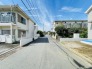 安心して暮らすことのできる住宅街。　住宅地の道路は一般に交通量が少なく車などの騒音が少ないため、住民にとって静かな生活環境が提供されます。
