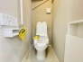 階段下を有効活用したトイレスペース。
便座はもちろんウォシュレット。

