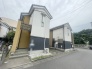 静かな住宅街に調和する、親しみやすい外観。日々の帰宅が楽しみになるような穏やかな雰囲気です。
