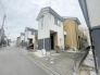 周辺の街並みの中で適度な主張、生活に溶け込むシンプルなデザインの外観が魅力の一戸建です。
