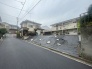 安心して暮らすことのできる住宅街。　住宅地の道路は一般に交通量が少なく車などの騒音が少ないため、住民にとって静かな生活環境が提供されます。
