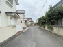 安心して暮らすことのできる住宅街。　住宅地の道路は一般に交通量が少なく車などの騒音が少ないため、住民にとって静かな生活環境が提供されます。
