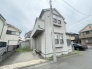 周囲に馴染む落ち着いたトーンの外壁が静かな日常の風景を演出します。
