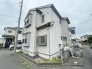 街並みに自然と馴染む落ち着いた佇まい。長く住み継がれてきた穏やかな空気感が漂う外観です。
