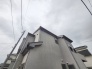 周辺の街並みの中で適度な主張、生活に溶け込むシンプルなデザインの外観が魅力の一戸建です。
