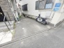 周辺の街並みの中で適度な主張、生活に溶け込むシンプルなデザインの外観が魅力の一戸建です。
