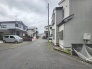 安心して暮らすことのできる住宅街。　住宅地の道路は一般に交通量が少なく車などの騒音が少ないため、住民にとって静かな生活環境が提供されます。
