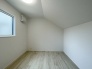 2号棟 勾配天井の2階のお部屋。この勾配の角度がお洒落な雰囲気を感じさせてくれます。
