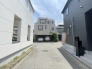 安心して暮らすことのできる住宅街。　住宅地の道路は一般に交通量が少なく車などの騒音が少ないため、住民にとって静かな生活環境が提供されます。
