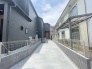 周辺の街並みの中で適度な主張、生活に溶け込むシンプルなデザインの外観が魅力の一戸建です。
