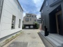 安心して暮らすことのできる住宅街。　住宅地の道路は一般に交通量が少なく車などの騒音が少ないため、住民にとって静かな生活環境が提供されます。
