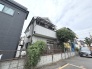 周辺の街並みの中で適度な主張、生活に溶け込むシンプルなデザインの外観が魅力の一戸建です。
