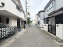 安心して暮らすことのできる住宅街。　住宅地の道路は一般に交通量が少なく車などの騒音が少ないため、住民にとって静かな生活環境が提供されます。
