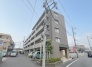 落ち着いた色合いの外観が街並みに静かに溶け込んでいます。
長く愛せるシンプルな佇まいです。
