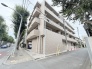 街並みに自然と馴染む落ち着いた佇まいの外観です。穏やかな日常を予感させる穏やかな雰囲気が漂います。
