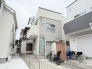 すっきりとした外観が美しい住まい。日々の生活を丁寧に送れる落ち着きのある環境です。
