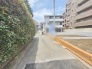 安心して暮らすことのできる住宅街。　住宅地の道路は一般に交通量が少なく車などの騒音が少ないため、住民にとって静かな生活環境が提供されます。

