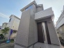周辺の街並みの中で適度な主張、生活に溶け込むシンプルなデザインの外観が魅力の一戸建です。
