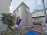 周辺の街並みの中で適度な主張、生活に溶け込むシンプルなデザインの外観が魅力の一戸建です。
