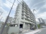 周辺の街並みの中で適度な主張、生活に溶け込むシンプルなデザインの外観が魅力のマンションです。
