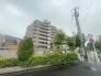 自然に恵まれた豊かな緑と美しいロケーションが特徴です。穏やかな暮らしやリラックスした健康的な生活が送れそう。日々の喧騒から離れ、自然に囲まれた癒しの場所はいかがでしょうか。
