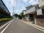 安心して暮らすことのできる住宅街。　住宅地の道路は一般に交通量が少なく車などの騒音が少ないため、住民にとって静かな生活環境が提供されます。
