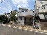 周辺の街並みの中で適度な主張、生活に溶け込むシンプルなデザインの外観が魅力の一戸建です。
