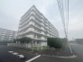 街並みに溶け込むシンプルな外観デザイン。静かな落ち着きを感じさせる永住に適した居住空間です。
