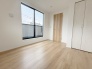 スタイリッシュなデザインと快適な居住性を兼ね備えた洋室。広々とした空間は、自分らしいインテリアを楽しむことができるほか、リラックスした時間を過ごすことができそうです。
