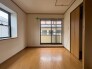 洋室はモダンなデザインと機能性を備え、快適な生活空間に。明るい窓から差し込む自然光が広々とした空間をさらに明るく開放的に感じさせます。

