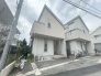周辺の街並みの中で適度な主張、生活に溶け込むシンプルなデザインの外観が魅力の一戸建です。
