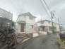 周辺の街並みの中で適度な主張、生活に溶け込むシンプルなデザインの外観が魅力の一戸建です。
