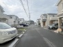安心して暮らすことのできる住宅街。　住宅地の道路は一般に交通量が少なく車などの騒音が少ないため、住民にとって静かな生活環境が提供されます。
