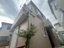 周辺の街並みの中で適度な主張、生活に溶け込むシンプルなデザインの外観が魅力の一戸建です。
