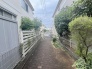 閑静な住宅街に佇む、日々の往来が心地よいプライベートなアプローチです。

