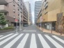 都市の気配を感じながらも落ち着いた時間が流れる住環境。利便性と穏やかさが共存する街並みです。
