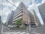 周辺の街並みの中で適度な主張、生活に溶け込むシンプルなデザインの外観が魅力のマンションです。
