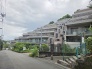 傾斜地を活かした重層的なフォルムが周囲の街並みに独特の存在感を放ちます。
