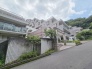 豊かな緑と調和した落ち着きのある佇まい。日常に安らぎを感じさせる穏やかな住環境が広がります。
