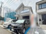 周辺の街並みの中で適度な主張、生活に溶け込むシンプルなデザインの外観が魅力の一戸建です。
