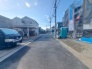 安心して暮らすことのできる住宅街。　住宅地の道路は一般に交通量が少なく車などの騒音が少ないため、住民にとって静かな生活環境が提供されます。
