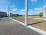 周辺の街並みの中で適度な主張、生活に溶け込むシンプルなデザインの外観が魅力の一戸建です。
