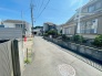 安心して暮らすことのできる住宅街。　住宅地の道路は一般に交通量が少なく車などの騒音が少ないため、住民にとって静かな生活環境が提供されます。
