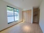 スタイリッシュなデザインと快適な居住性を兼ね備えた洋室。広々とした空間は、自分らしいインテリアを楽しむことができるほか、リラックスした時間を過ごすことができそうです。
