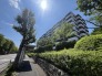 自然に恵まれた豊かな緑と美しいロケーションが特徴です。穏やかな暮らしやリラックスした健康的な生活が送れそう。日々の喧騒から離れ、自然に囲まれた癒しの場所はいかがでしょうか。
