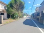 安心して暮らすことのできる住宅街。　住宅地の道路は一般に交通量が少なく車などの騒音が少ないため、住民にとって静かな生活環境が提供されます。
