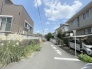 安心して暮らすことのできる住宅街。　住宅地の道路は一般に交通量が少なく車などの騒音が少ないため、住民にとって静かな生活環境が提供されます。
