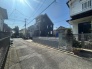 安心して暮らすことのできる住宅街。　住宅地の道路は一般に交通量が少なく車などの騒音が少ないため、住民にとって静かな生活環境が提供されます。
